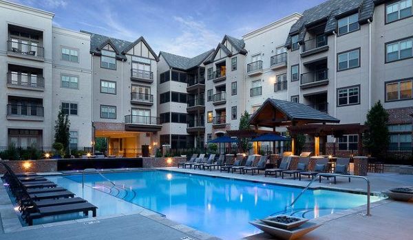 Mission 106 Apartments community pool and outdoor lounge