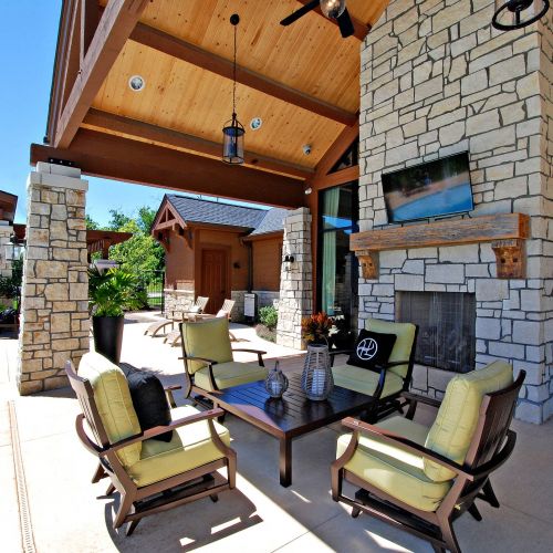 Highlands Lodge apartments outdoor lounge and fireplace