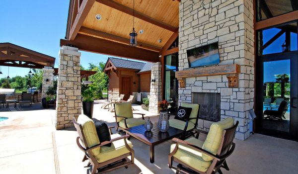 Highlands Lodge apartments outdoor lounge and fireplace