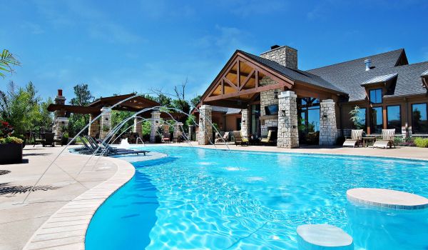 Highlands Lodge luxury apartment pool and outdoor lounge