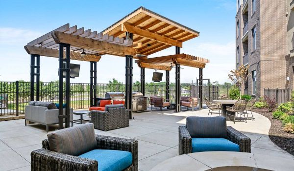 The District Flats apartment community outdoor lounge