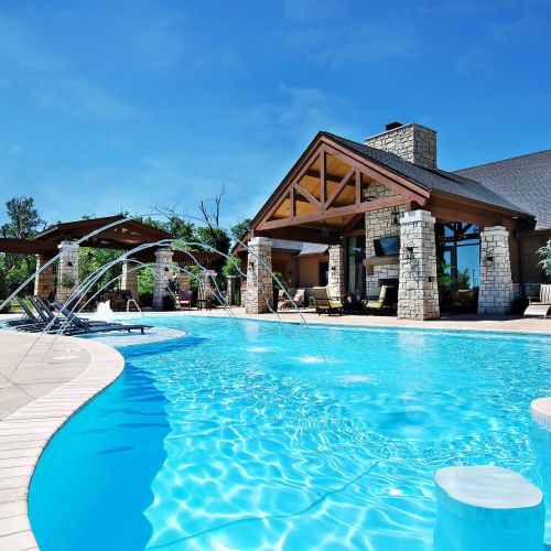 Highlands Lodge luxury apartment pool and outdoor lounge